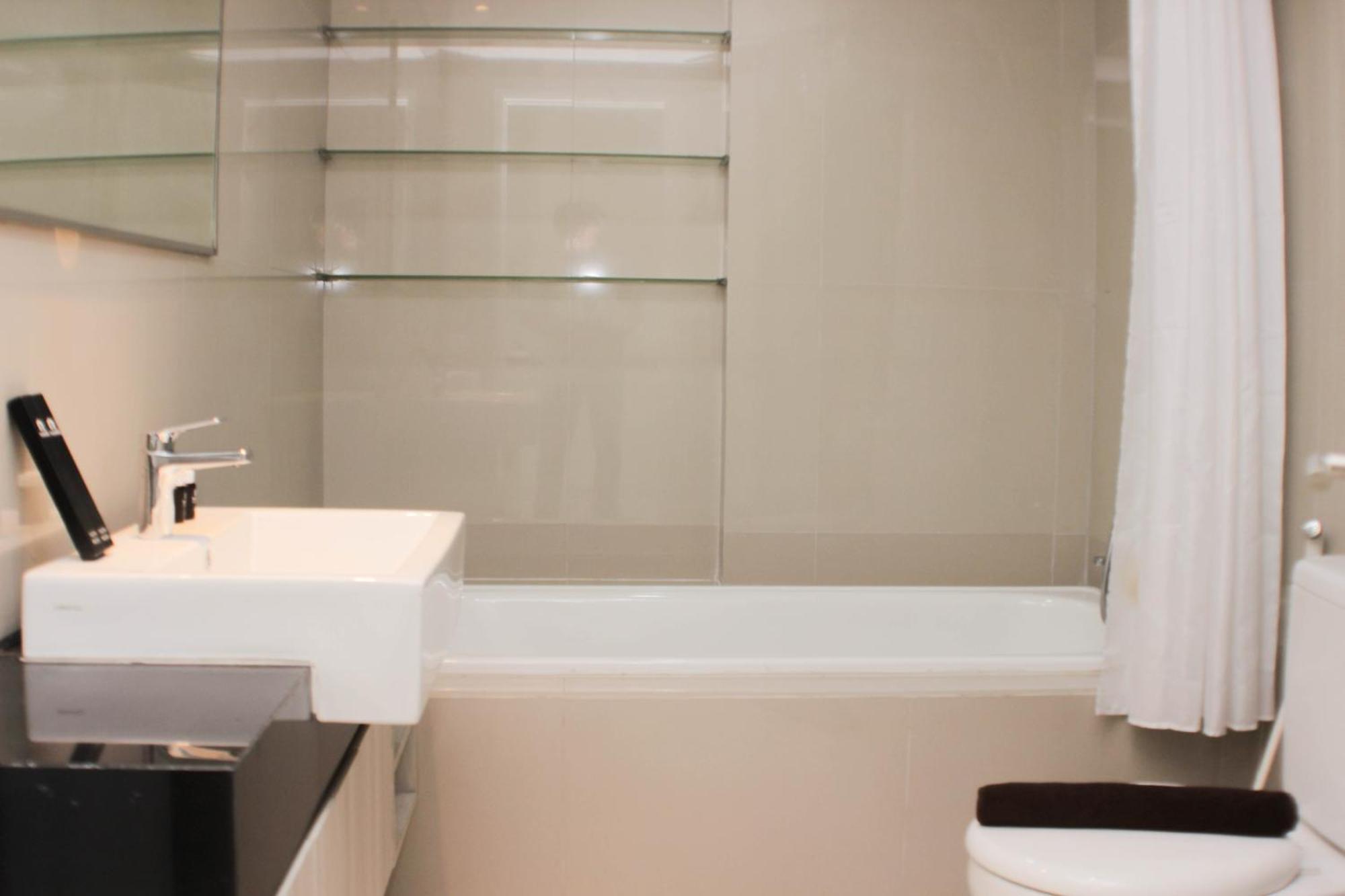 Apartemen And Comfy Azalea By Travelio Bekasi